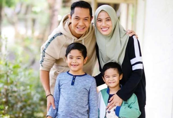 Dude Harlino dan keluarga Anak artis Indonesia yang bagai kembar identik dengan ayahnya. (Foto: IG)