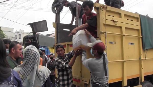 Minyak Goreng Pangkalpinang Warga bisa mendapat minyak goreng curah 1 jeriken ukuran 20 liter. (Foto: iNews/Haryanto).