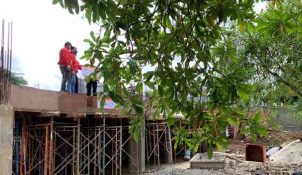 Rumah Rumah yang sedang dibangun Indra Kenz disita polisi di Alam Sutera, Serpong Utara. (Foto MNC Portal).
