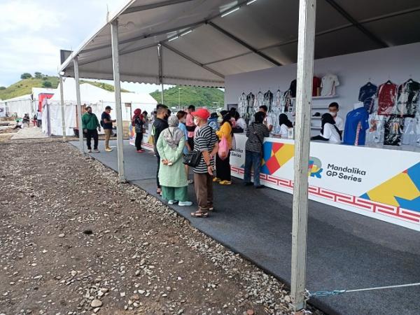 Suasana Mandalika Suasana di Sirkuit Mandalika jelang Latihan Bebas MotoGP Mandalika 2022 (foto: MPI/Dhimas).
