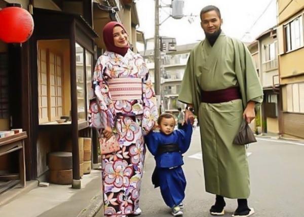 Teuku Wisnu dan keluarga Anak artis Indonesia yang bagai kembar identik dengan ayahnya. (Foto: IG)