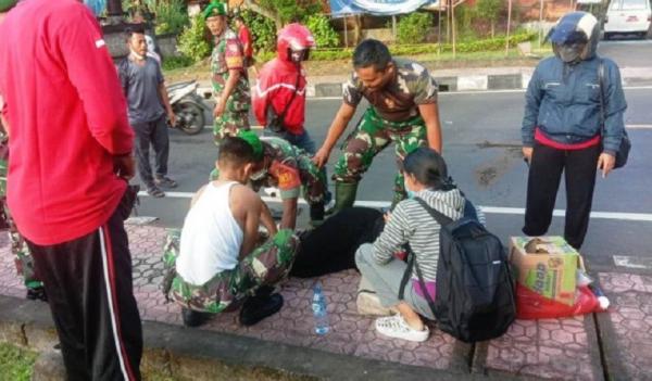Aksi Sertu Suparto saat merobek baju seragam menolong korban. (Foto: Ist).