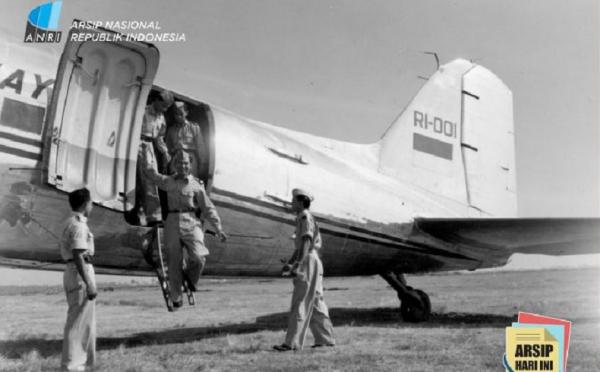 pesawat seulawah 001 Dakota RI-001 Seulawah, pesawat angkut pertama milik Republik Indonesia yang dibeli dari patungan rakyat Aceh di masa perjuangan kemerdekaan. (Foto: Arsip Nasional RI)