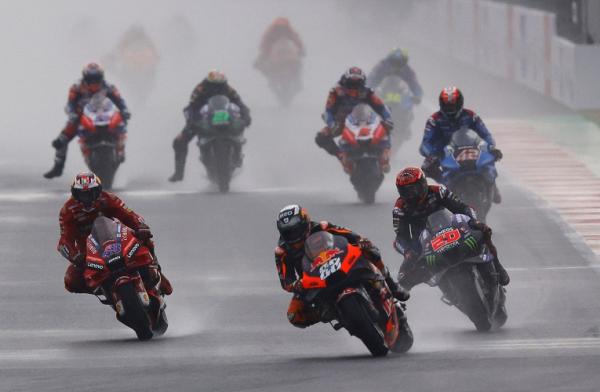 Motogp Mandalika Oliveira Miguel Oliveira (depan) menjadi juara di MotoGP Mandalika 2022. Dia jadi pembalap MotoGP pertama yang juara di Sirkuit Mandalika. (foto: REUTERS/Willy Kurniawan).