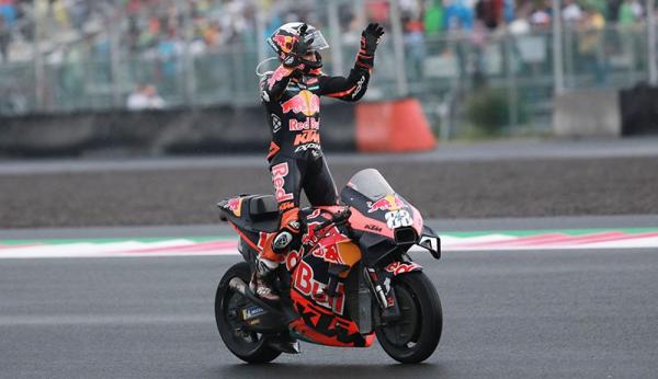 Pembalap Red Bull KTM, Miguel Oliveira selebrasi kemenangan. (Foto Okezone).