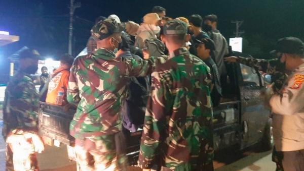 Penonton MotoGP penonton MotoGP yang telantar akhirnya diangkut kendaraan TNI. (Foto: MPI/Edy Gustan)