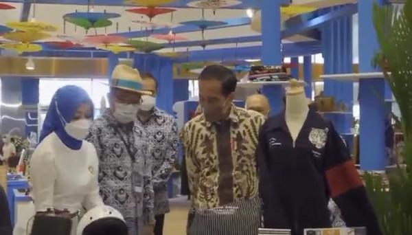 PRODUK UMKM JABAR Gubernur Jabar Ridwan Kamil dan istri Atalia Praratya mendampingi Presiden Jokowi melihat produk UMKM yang dipamerkan di Inacraft 2022. (FOTO: iNews/DICKY WISMARA)