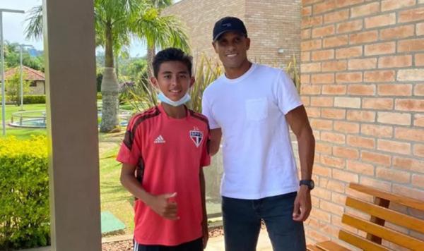 Welber Pemain keturunan Indonesia Welberlieskott de Halim Jardim memamerkan foto bareng legenda Brasil, Rivaldo di Instagram. (Foto: Instagram/welber07official)