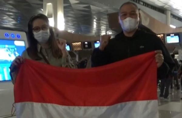 Pebiliar Indonesia, Angeline Ticoalu ditemani Coach Dino untuk mengikuti ajang US Pro Billiard Series di Las Vegas, Amerika Serikat. Keduanya berangkat dari Jakarta pada Kamis (24/3/2022). (Foto: MPI)