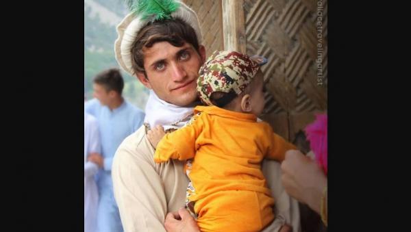 pemuda suku kalash Tradisi meniduri wanita Suku Kalash Pakistan merupakan salah satu ritual yang unik di dunia dan dilakukan para pemuda. (Foto: Reddit)