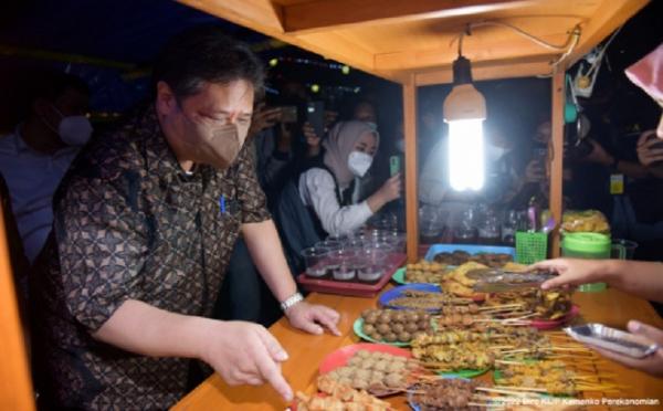 Airlangga Solo 1 Airlangga Hartarto meresmikan sentra wedangan di Solo, Kamis (24/3/2022) malam. (Foto: Kemenko Perekonomian).