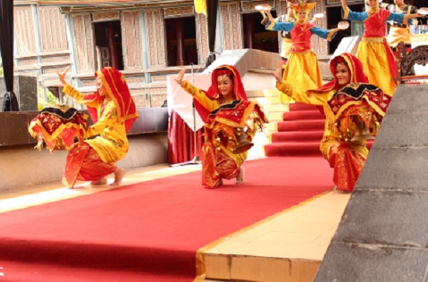 Ilustrasi properti tari piring Ilustrasi properti tari piring