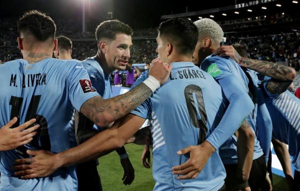 Striker Uruguay, Luis Suarez bersuka cita dengan rekan setimnya seusai timnya mengalahkan Peru dalam laga Kualifikasi Piala Dunia 2022 di Stadion Centenario, Jumat (25/3).  (Foto: REUTERS)