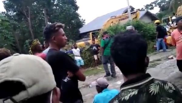 Nagekeo2 Warga mengadang alat berat. (Foto: iNews/Joni Nura).
