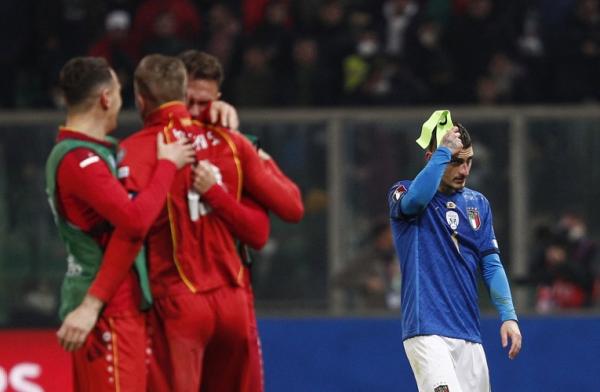 Pemain Italia, Marco Verratti (kanan) tampak kecewa seusai timnya ditekuk Makedonia Utara 0-1 dalam laga playoff Kualifikasi Piala Dunia 2022 di Stadion Renzo Barbera, Jumat (25/3). Hasil tersebut membuat mereka gagal ke Piala Dunia. (Foto: REUTERS)