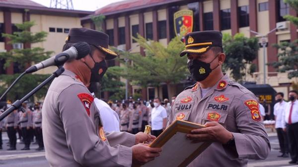 Kapolda Lampung Irjen Pol Hendro Sugiatno memberikan penghargaan ke-80 personelnya (Yuswantoro/MNC Portal)