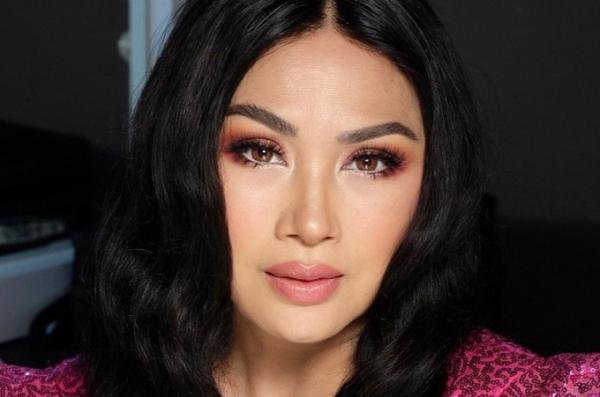 Titi DJ perjalanan karier Perjalanan karier Titi DJ hingga menelurkan 20 album solo. (Foto: IG)