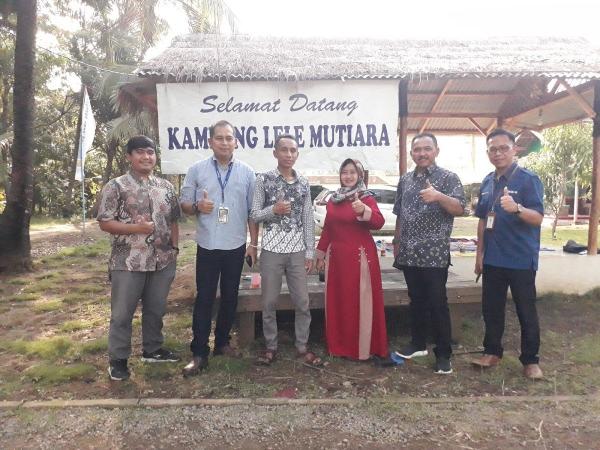 Ahmad Husnaeni (ketiga dari kiri) bersama Pemimpin BRI Cabang Cikampek, Saran Nugroho (kedua dari kanan); Kepala BRI Unit Pasirukem, Dona Fitriyana (paling kanan), dan; Asisten Manajer Pemasaran Mikro BRI Cabang Cikampek, I Nyoman Triadi (kedua dari kiri). (Foto: iNews.id /Ahmad Islamy Jamil) 