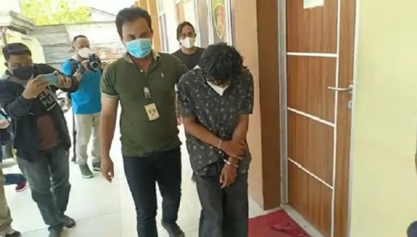 Pelaku Pembongkaran Makam RA, pelaku perusakan belasan makam di Pontianak ditangkap polisi. (Foto: iNews/Uun Yuniar)