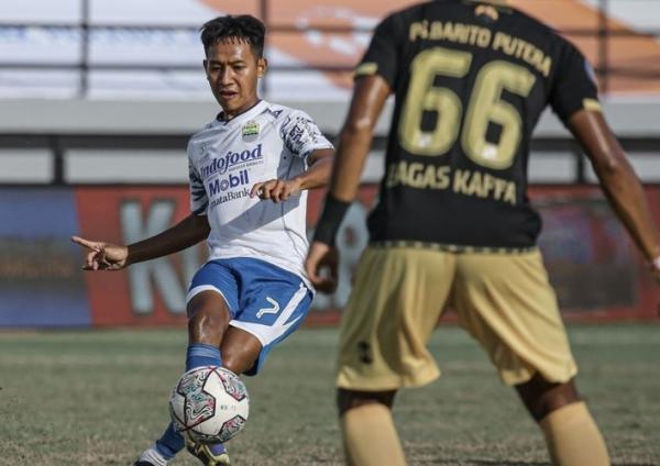 Gelandang Persib Bandung, Beckham Putra mencetak gol ke gawang Barito Putera dalam laga pekan terakhir Liga 1 2021/2022 di Stadion Kapten I Wayan Dipta, Gianyar, Kamis (31/3/2022). (Foto: Twitter/@Liga1Match)