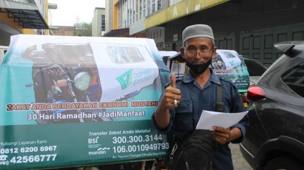 Seorang pengemudi becak Suharyadi yang menerima paket sembako dari Dompet Dhuafa Waspada. (Foto: dok Dompet Dhuafa)