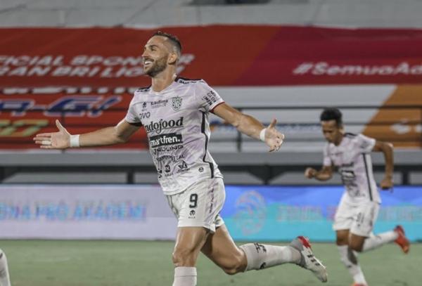 Striker Bali United, Ilija Spasojevic. Striker Bali United, Ilija Spasojevic mencetak gol ke gawang Persik Kediri dalam laga pekan terakhir Liga 1 2021/2022 di Stadion Kapten I wayan Dipta, Gianyar, Kamis (31/3/2022) malam WIB. (Foto: Twitter/@Liga1Match)