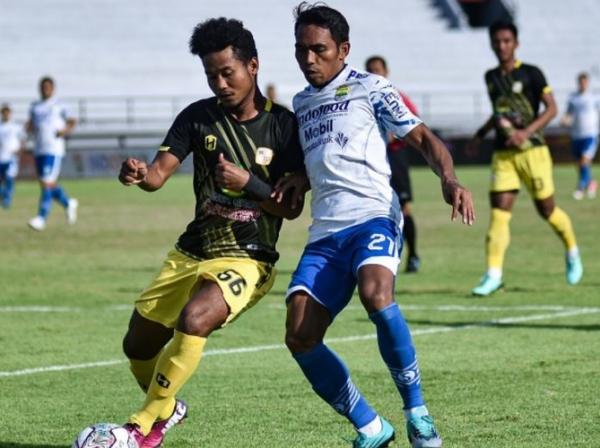 Winger Persib, Frets Butuan (kanan) dikawal ketat gelandang Barito Putra, Bagas Kaffa dalam laga pekan terakhir Liga 1 2021/2022 di Stadion Kapten I Wayan Dipta, Gianyar, Kamis (31/3/2022). (Foto: Twitter/@Liga1Match)