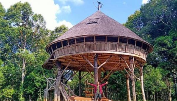 Rumah Adat Kalimantan Barat Rumah Baluk Rumah Adat Kalimantan Barat Rumah Baluk. (Foto: Instagram @yogawildbornean)