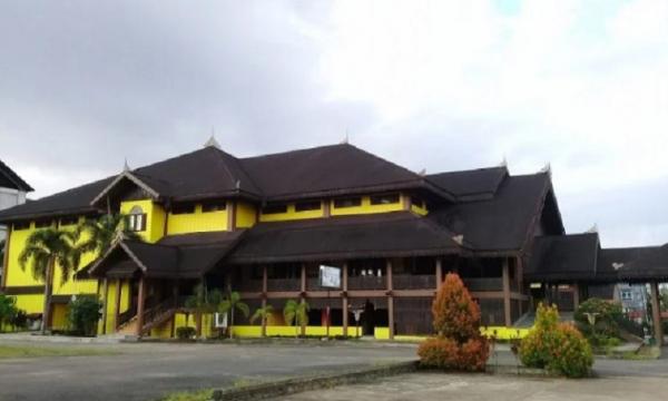 Rumah Adat Kalimantan Barat Rumah Melayu Rumah Adat Kalimantan Barat Rumah Melayu. (Foto: travsharing.com)