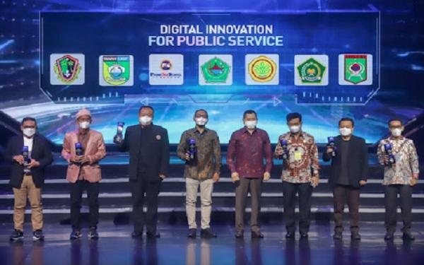 Para penerima penghargaan Digotal Innovation Award 2022 foto bersama Executive Chairman MNC Group Hary Tanoesoedibjo.