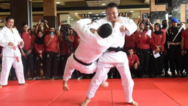 Dudung Judo 2 Tni KSAD Jenderal TNI Dudung Abdurachman menerima Dan-5 Judo dan sertifikat dari Pengurus Besar Persatuan Judo Seluruh Indonesia (PB PJSI). (Foto: TNI AD).