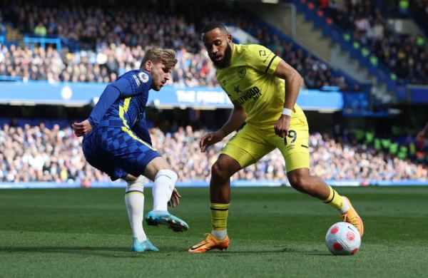 Pemain Brentford, Bryan Mbeumo berusaha mengecoh striker Chelsea, Timo Werner dalam laga Liga Inggris 2021/2022 di Stadion Stamford Bridge, Sabtu (2/4/2022). (Foto: REUTERS/Paul Childs)