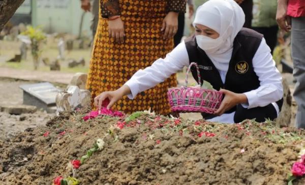 Khofifah Gubernur Khofifah saat berziarah ke makam Sertu Eka di Sidoarjo, Sabtu (2/4/2022). (Foto: ig @khofifah.ip).