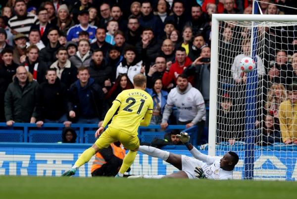 Christian Eriksen mencetak gol debut di Brentford saat ikut membantai Chelsea 4-1 (foto: Reuters/Paul Childs)
