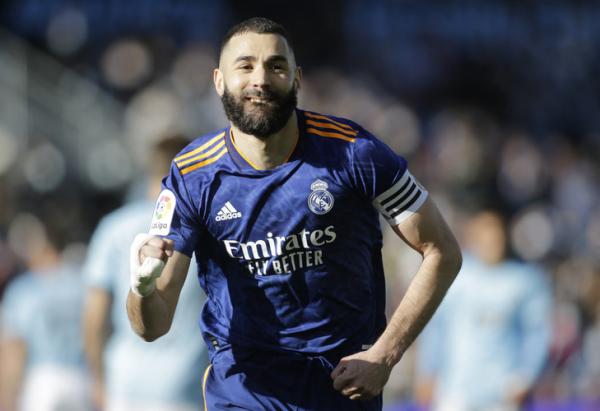 Karim Benzema Striker Real Madrid, Karim Benzema merayakan gol ke gawang Celta Vigo dalam laga Liga Spanyol 2021/2022 di Stadion De Balaidos, Sabtu (2/4/2022). (Foto: REUTERS/Miguel Vidal)