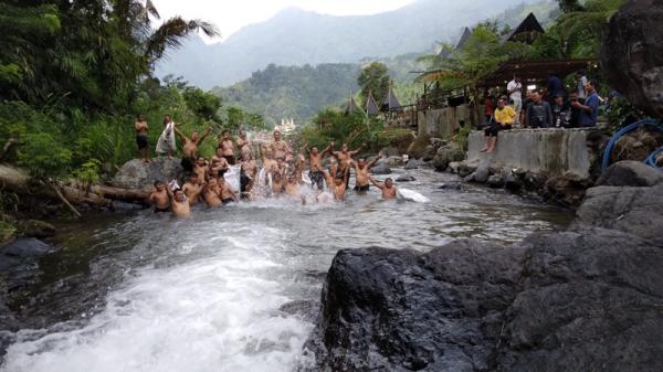 Ilustrasi Tradisi Mandi Pangir dengan Rempah-Rempah (iNews/Alip Sutarto)