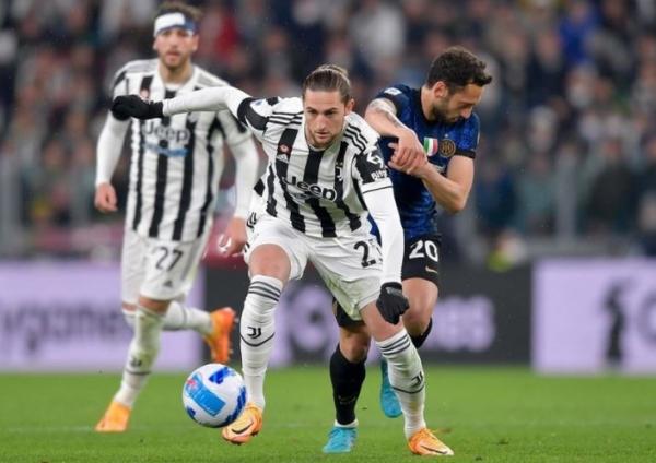 Gelandang Juventus, Adrien Rabiot berusaha menguasai bola saat ditarik pemain Inter Milan, Hakan Calhanoglu dalam laga Liga Italia 2021/2022 di Stadion Allianz, Turin, Senin (4/4/2022). (Foto: Instagram/@adrienrabior_25)