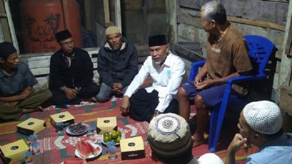 Gubernur Sumbar Mahyeldi Gubernur Sumbar Mahyeldi saat singgah sahur di rumah warga kurang mampu di Kabupaten Pesisir Selatan. (ANTARA/Miko Elfisha)