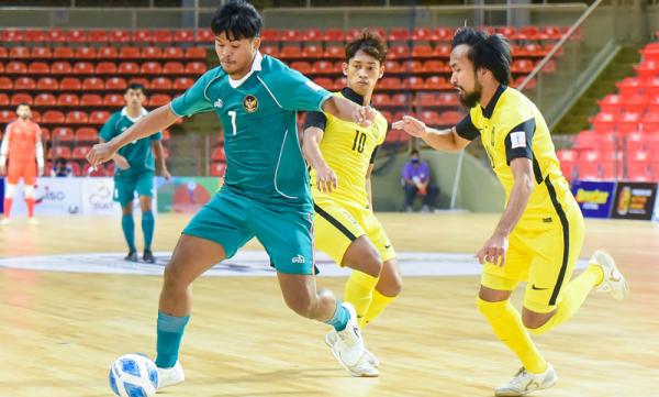 Indonesia Vs Malaysia 13 Indonesia menang telak 5-1 atas Malaysia pada laga kedua Grup A Piala AFF Futsal 2022, Senin (4/4/2022). Hasil ini membuat Garuda selangkah lagi ke semifinal. (Foto: MNC Media)