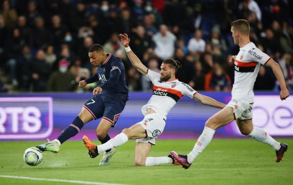 Striker PSG, Kylian Mbappe Striker PSG, Kylian Mbappe melepaskan tembakan ke gawang Lorient dalam laga Liga Prancis 2021/2022 di Stadion Parc des Princes, Senin (4/4/2022). (Foto: REUTERS)