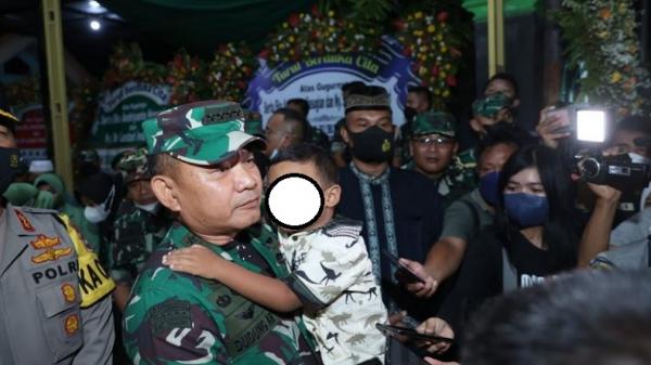 KSAD Jenderal Dudung Abdurachman menggendong salah satu putra almarhum Sertu Eka yang gugur di Papua saat bersama istri melayat ke rumah duka di Sidoarjo, Jawa Timur, Senin (4/4/2022). ANTARA/HO-Dinas Penerangan TNI AD)