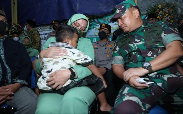 KSAD Jenderal TNI Dudung Abdurachman saat mengunjungi kediaman Almarhum Sertu Eka Andriyanto Hasugian di Sidoarjo, Jawa Timur, Senin (4/4/2022). (Foto: Dispenad)