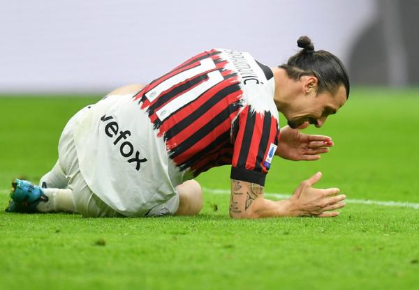 Striker AC Milan, Zlatan Ibrahimovic Striker AC Milan, Zlatan Ibrahimovic tampak tergeletak di tanah seusai mengalami benturan dengan pemain Bologna dalam laga Liga Italia 2021/2022 di Stadion San Siro, Selasa (5/4/2022). (Foto: REUTERS/Daniele Mascolo)