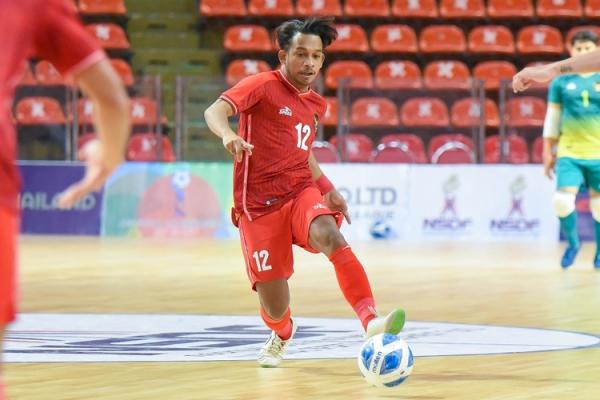 Flank Timnas Futsal Indonesia, Ardiansyah Runtuboy beraksi melawan Kamboja dalam laga terakhir Grup A Piala AFF Futsal 2022 di Indoor Stadium Huamark, Bangkok, Rabu (6/4/2022). (Foto: MPI)