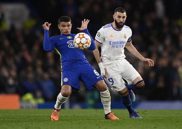Real Madrid menang telak 3-1 atas Chelsea dalam lanjutan leg pertama perempatfinal Liga Champions 2021/2022. Karim Benzema bikin hattrick di laga ini. (foto: REUTERS/Tony Obrien).