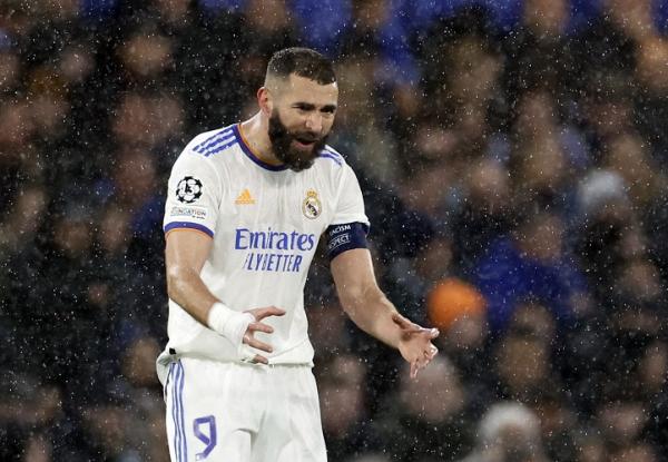 Karim Benzema mengalami malam yang indah saat Real Madrid bertandang ke markas Chelsea di leg I perempat final Liga Champions 2021/2022. Dia cetak hattrick. (foto: Reuters/Peter Cziborra)
