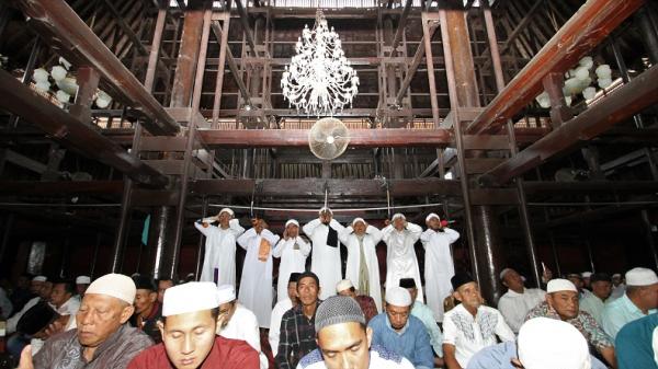 Masjid Sang Cipta Rasa Tujuh muazin mengumandangkan azan saat sholat Jumat di Masjid Sang Cipta Rasa, Kota Cirebon. (FOTO: ISTIMEWA)