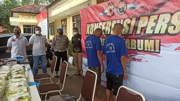 SABU 245,5 KG SUKABUMI YS dan YH, dua tersangka kurir narkoba yang berhasil ditangkap. (FOTO: DHARMAWAN HADI)