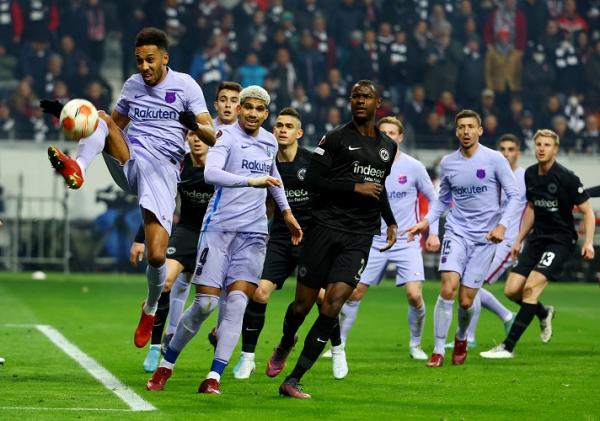 Barcelona ditahan imbang Eintracht Frankfurt 1-1 pada leg pertama perempat final Liga Europa 2021/2022. (foto: REUTERS/Kai Pfaffenbach).
