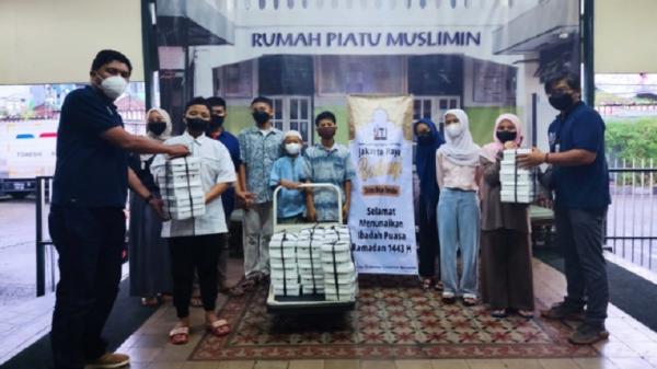Ijti Bagi Makanan 2 Rianto Ikatan Jurnalis televisi Indonesia (IJTI) Jakarta Raya, menyemarakkan bulan Ramadan 1443 Hijriah dengan membagikan makanan ke Panti Asuhan Muslimin di kawasan Senen, Jakarta Pusat. (Foto: Dok. IJTI).